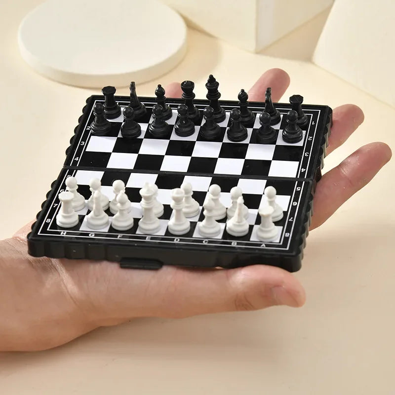 Portable magnetic chess set