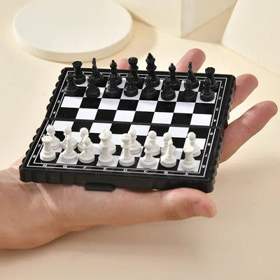 Portable magnetic chess set